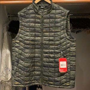 Men’s Northface green puffer vest. Never worn!